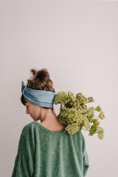 carré_de_soie_bleu_teint_a_la_main_Daucus_Tinctura_Teinture_Végétale