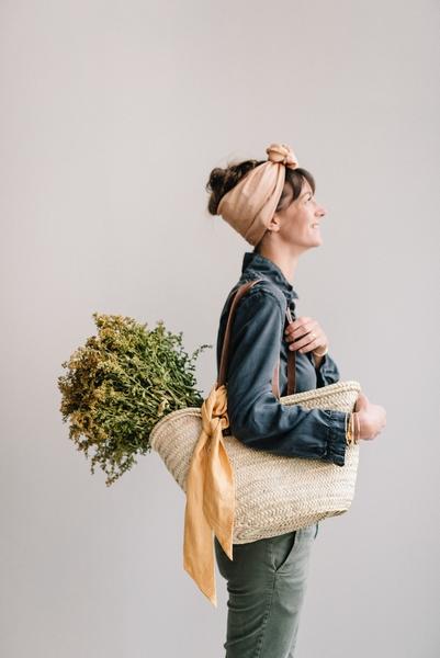 écharpe_en_soie_jaune_teinte_a_la_main_Daucus_Tinctura_Teinture_Végétale