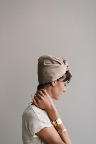 carré_de_soie_beige_teint_a_la_main_Daucus_Tinctura_Teinture_Végétale