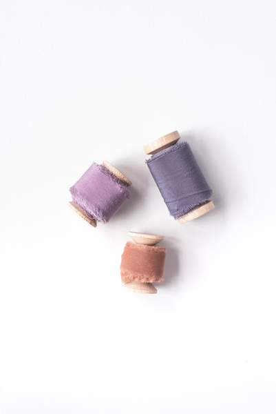 Trio_de_rubans_de_soie_teintés_a_la_main_Daucus_Tinctura_Teinture_Végétale