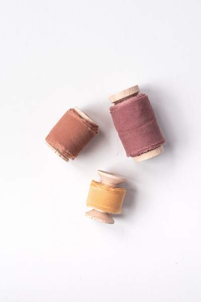 Trio_de_rubans_de_soie_teintés_a_la_main_Daucus_Tinctura_Teinture_Végétale