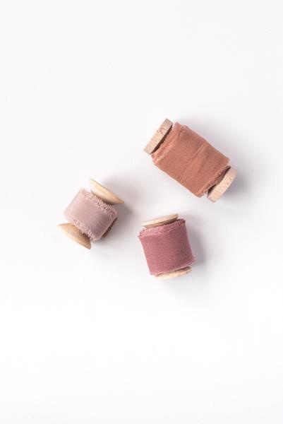 Trio_de_rubans_de_soie_teintés_a_la_main_Daucus_Tinctura_Teinture_Végétale