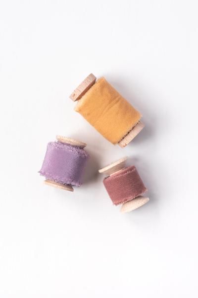 Trio_de_rubans_de_soie_teintés_a_la_main_Daucus_Tinctura_Teinture_Végétale