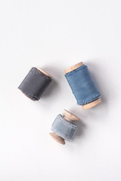 Trio_de_rubans_de_soie_teintés_a_la_main_Daucus_Tinctura_Teinture_Végétale