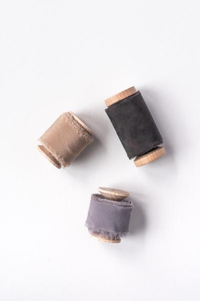 Trio_de_rubans_de_soie_teintés_a_la_main_Daucus_Tinctura_Teinture_Végétale