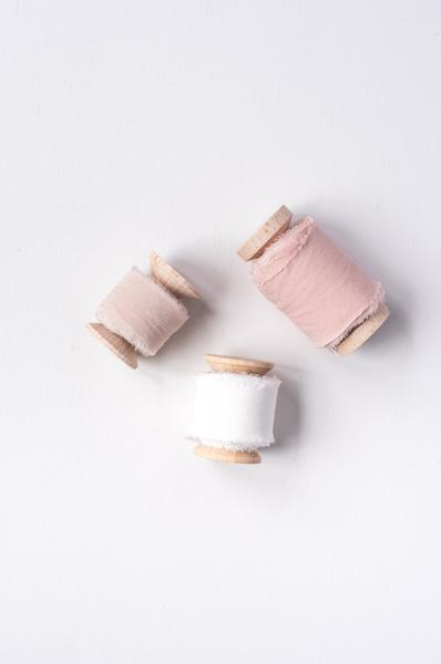 Trio_de_rubans_de_soie_teintés_a_la_main_Daucus_Tinctura_Teinture_Végétale