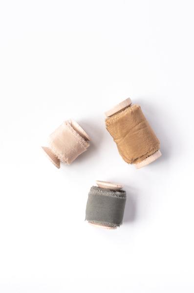 Trio_de_rubans_de_soie_teintés_a_la_main_Daucus_Tinctura_Teinture_Végétale