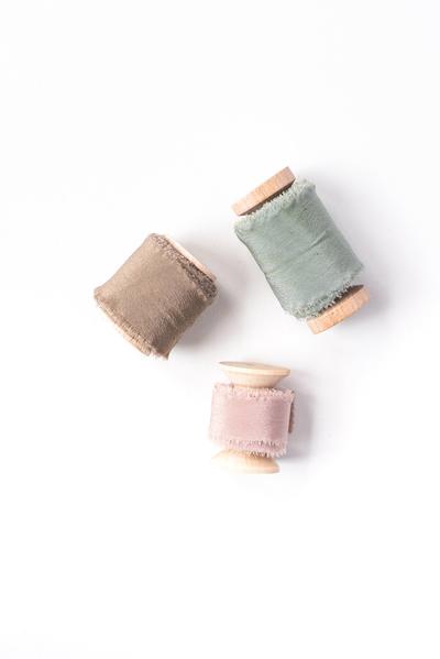 Trio_de_rubans_de_soie_teintés_a_la_main_Daucus_Tinctura_Teinture_Végétale